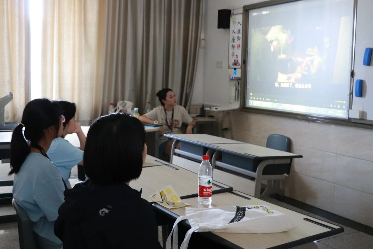 第24次眨眼电影鉴赏课堂中学员正在观看电影片段