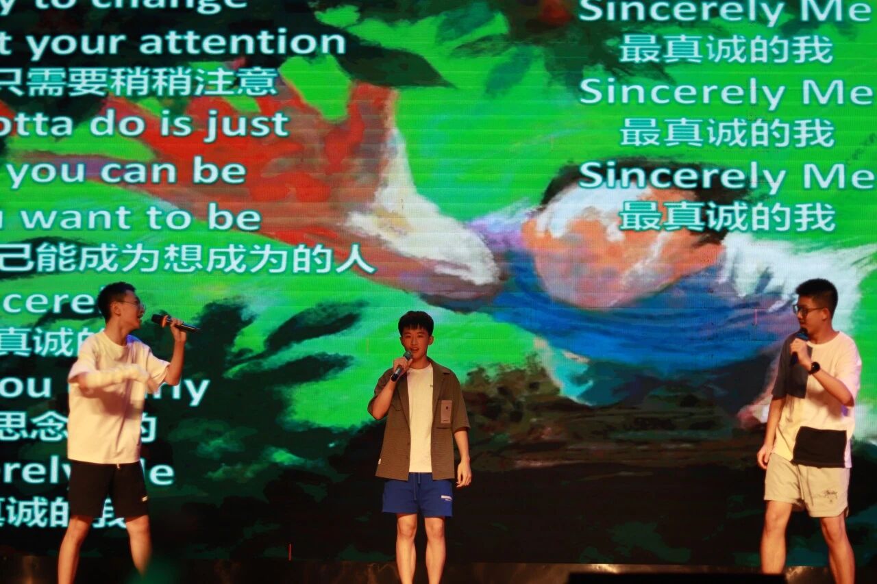 音乐剧项目学员在舞台上进行演唱