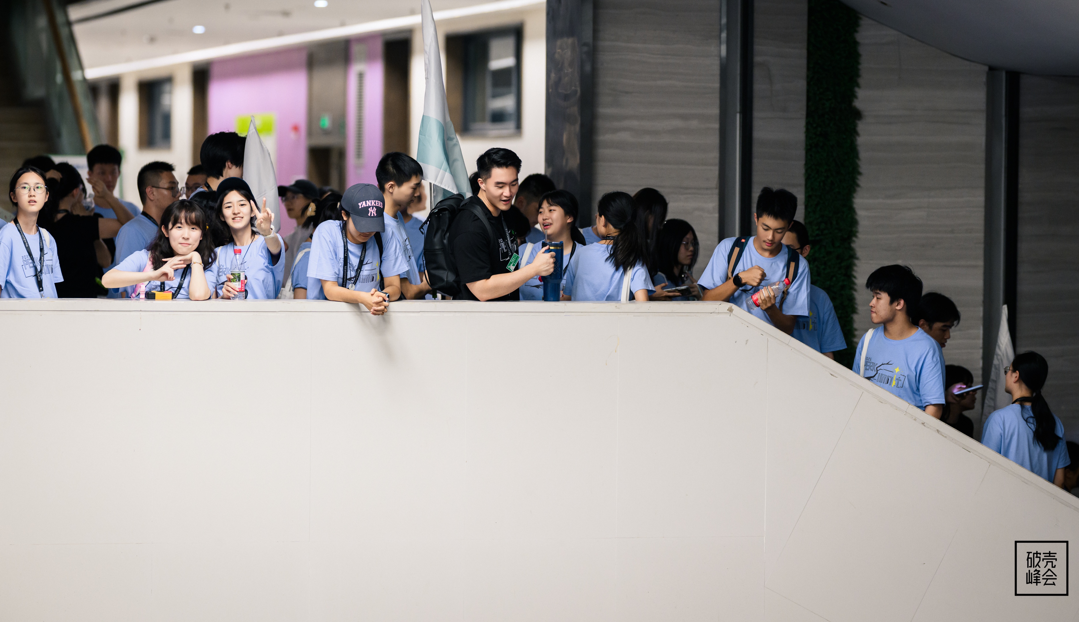 学员在楼梯和走廊处集合行进