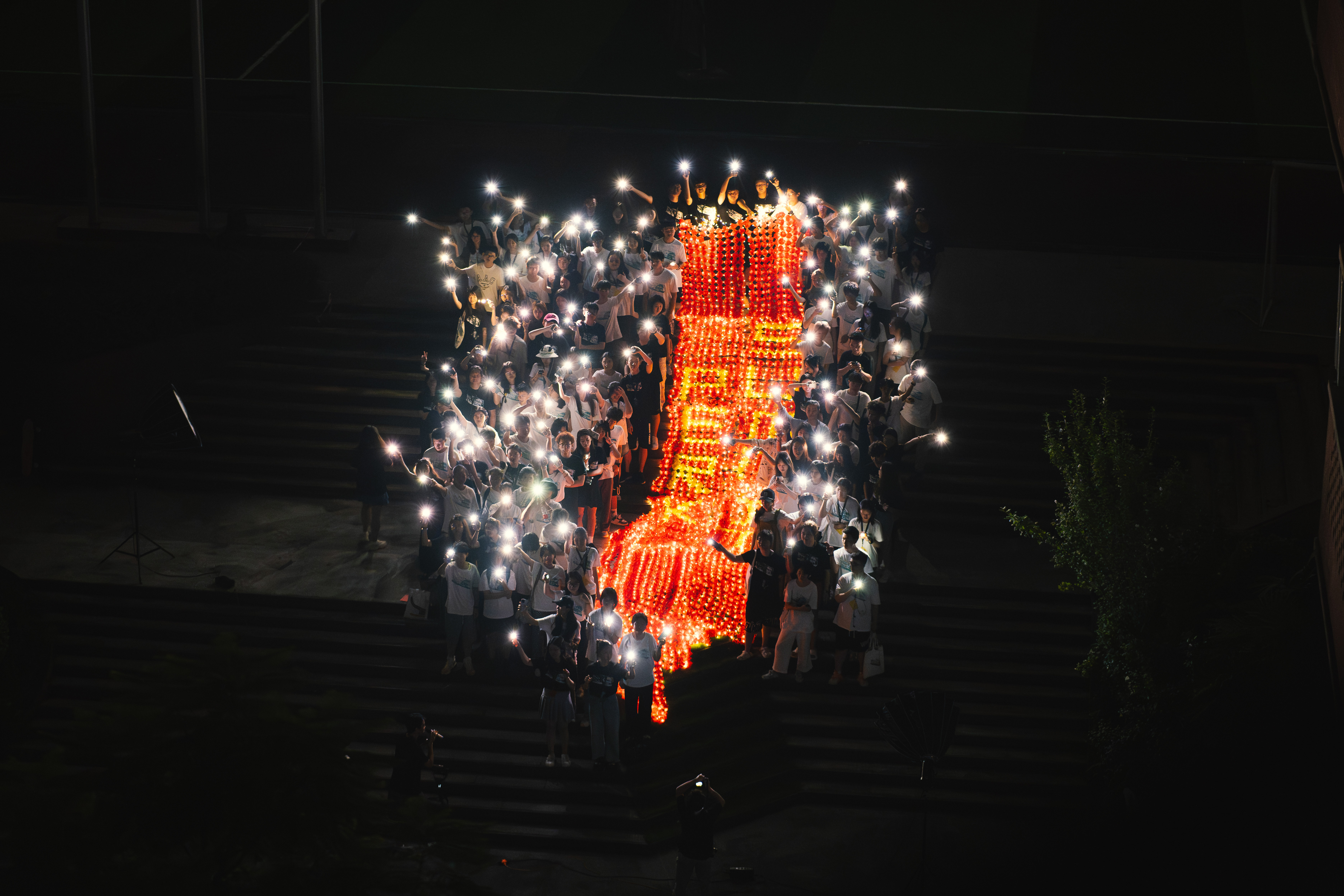 Perk Mission 中学员围绕大型灯光装置组成集体光阵