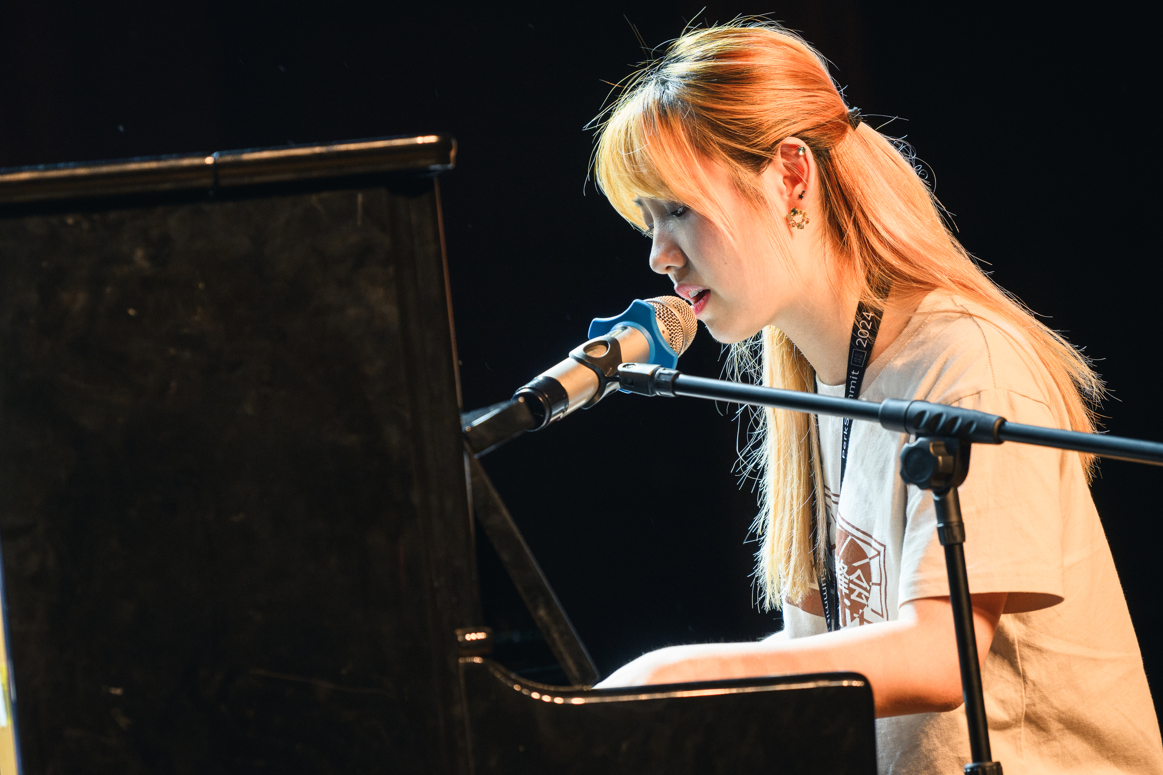 Talent Show 中学员正在钢琴前演唱
